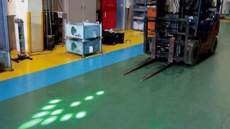 Hololight dot arrow used to direct traffic of a forklift in a warehouse.