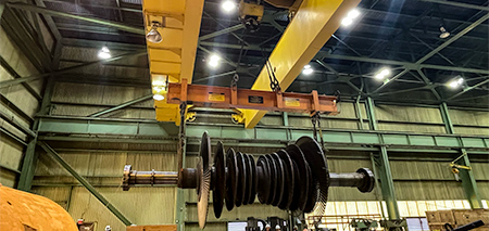 Heavy duty overhead crane for lifting steam turbines.