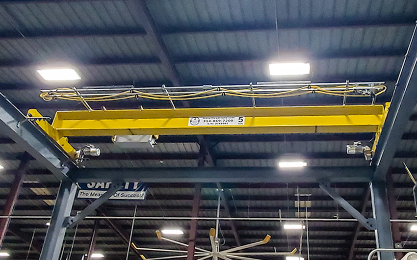 5-ton bridge crane for working on water bottle injection molds.